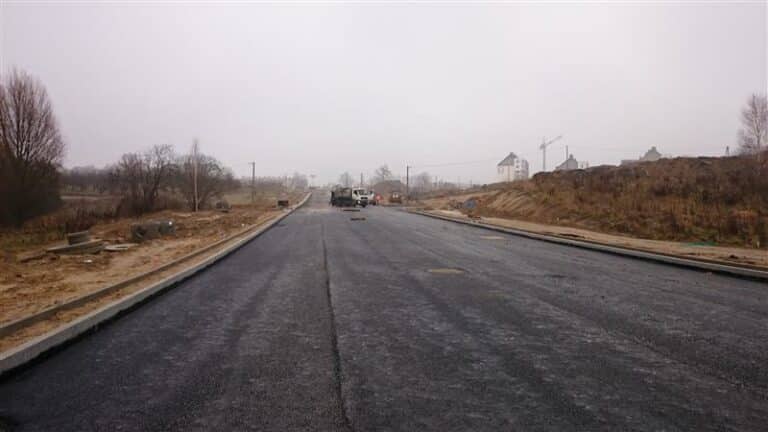 Kładą asfalt na ulicy Bukowskiego