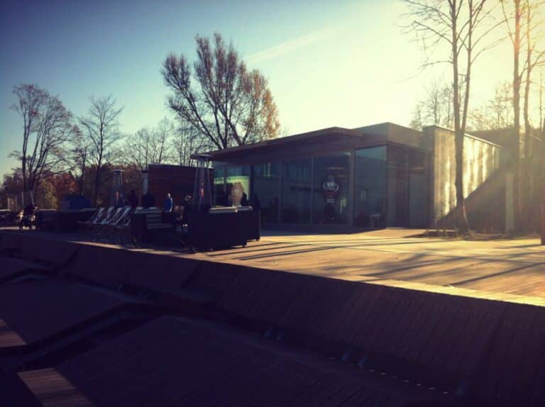 Ubraniowa wymienialnia nad Jeziorem Krzywym