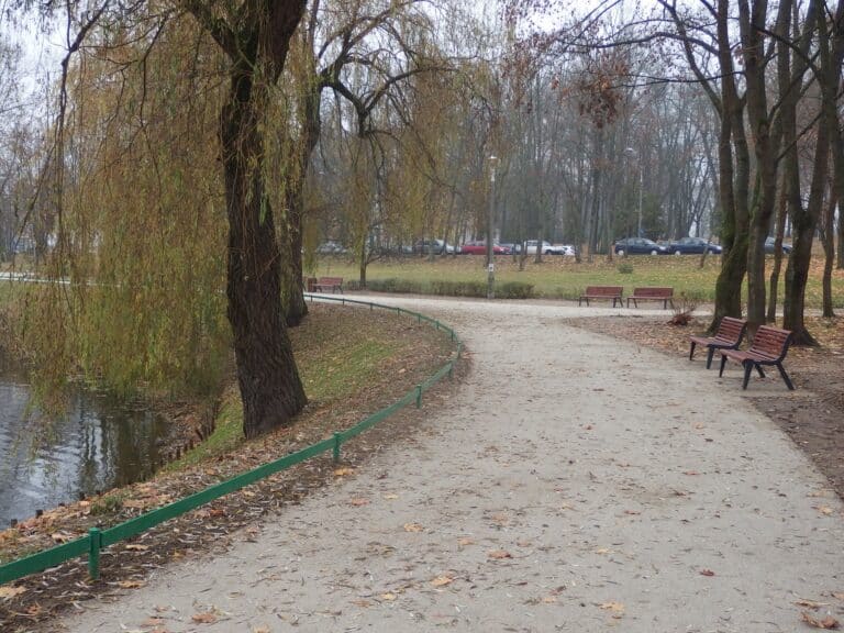 Zabytkowy park w Olsztynie rozkwita
