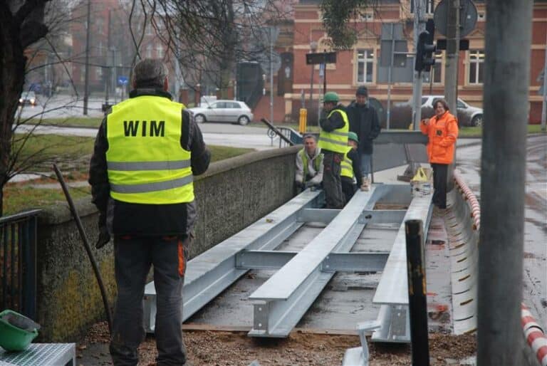 Montaż kładki na moście św. Jakuba