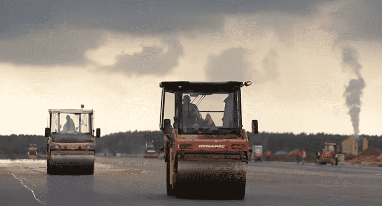 Zobacz, jak budują pas startowy w Szymanach