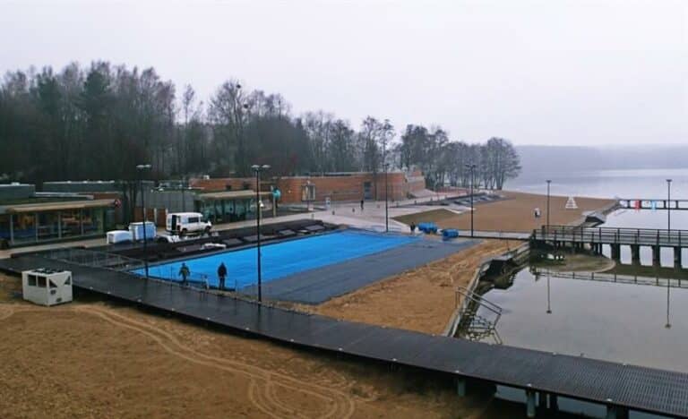 Na plaży miejskiej powstaje lodowisko