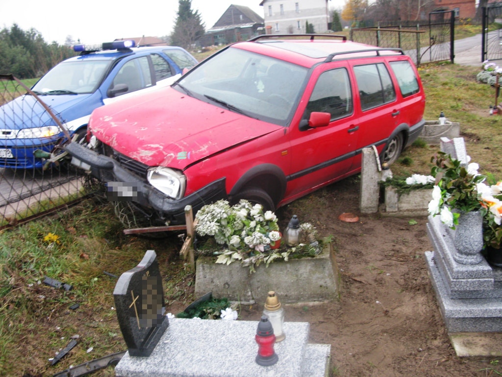 Nietrzeźwy kierowca zniszczył ogrodzenie i zaparkował auto na cmentarzu cmentarz Olsztyn, Wiadomości