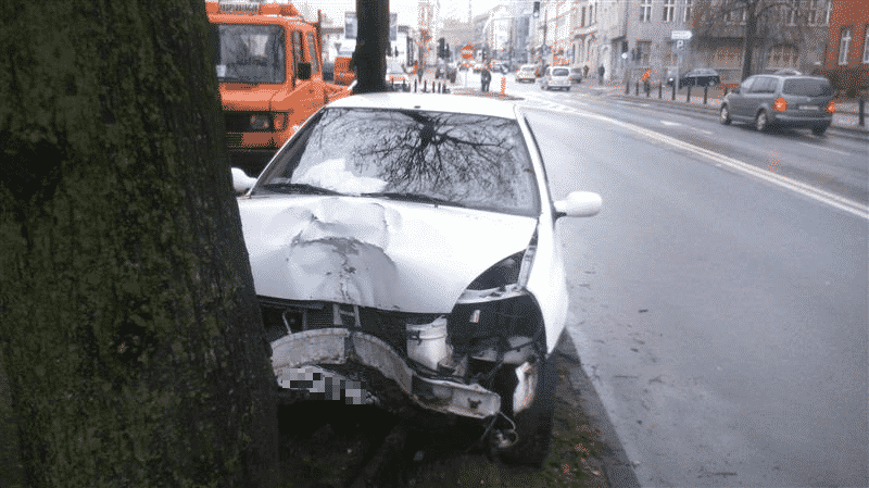 Samochód uderzył w drzewo w centrum Olsztyna wypadek Galerie, Olsztyn