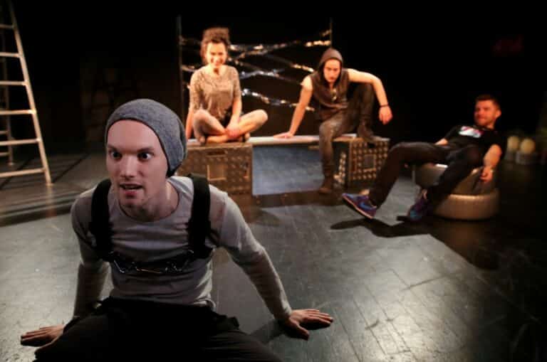 Nieznośna lekkość tweetu. Spektakl dyplomowy w Teatrze Jaracza