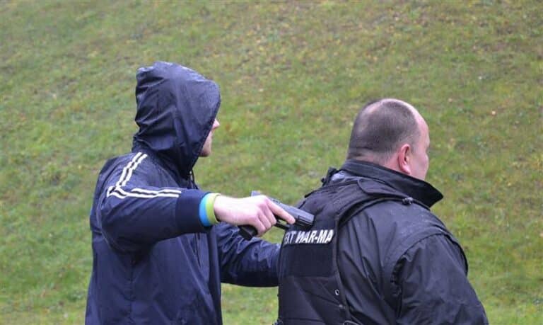 Sterroryzowali pracownik&oacute;w i wzięli zakładnika