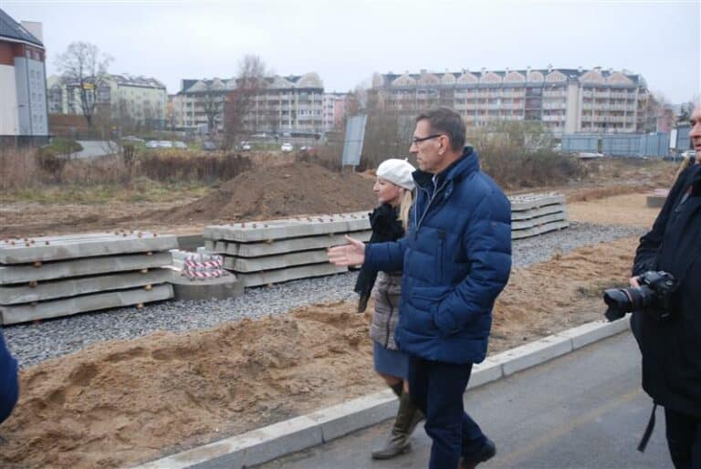 Piotr Grzymowicz na budowie torowiska przy  ul. Płoskiego