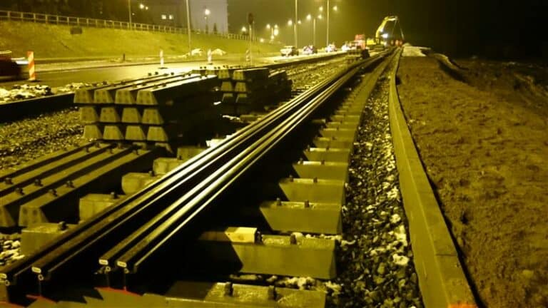 Kładą pierwsze tory tramwajowe. Wr&oacute;ciły do Olsztyna po 49 latach