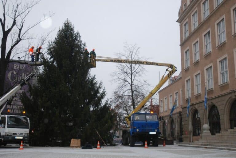 Święta tuż-tuż! Trwa dekorowanie choinki przed olsztyńskim ratuszem