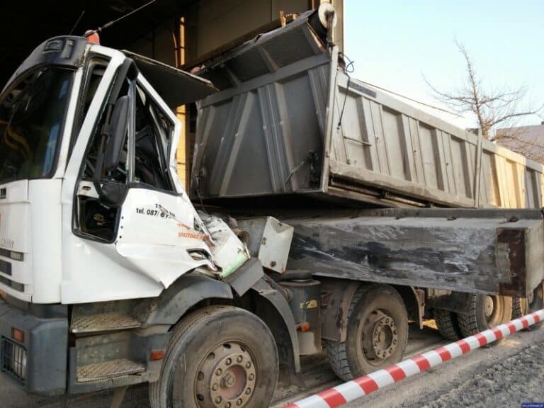 Wypadek przy pracy – metalowe przęsło przygniotło kabinę z kierowcą
