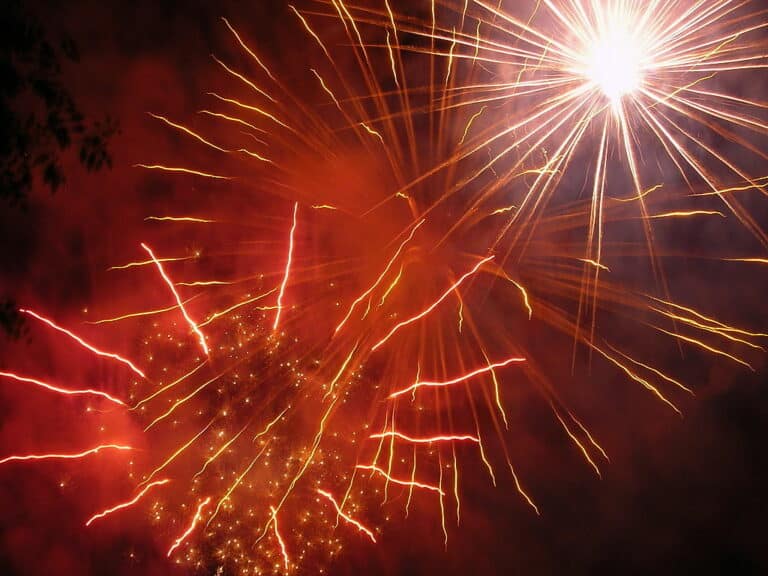 Wybuchowy problem – winni dorośli czy nastolatkowie?