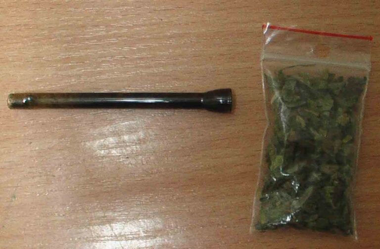 Schowali się w piwnicy, żeby palić skręty