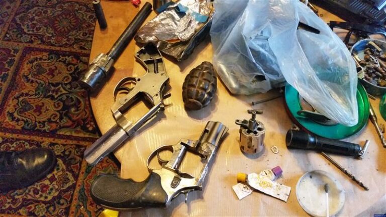 Areszt wobec 47-latka, który posiadał narkotyki i nielegalnie wyrabiał broń