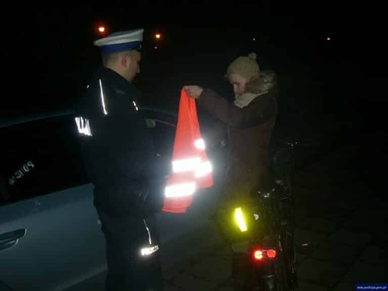 Lepiej widoczni na drodze – policjanci rozdają odblaski
