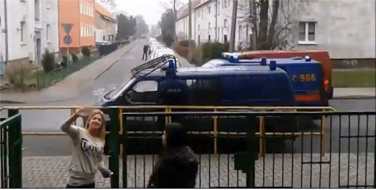 Straż miejska pouczyła policjantów na temat parkowania