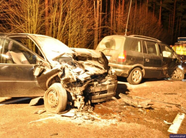 Trzy osoby ranne po czołowym zderzeniu się aut