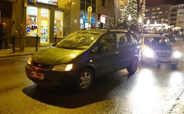 Przeskoczył barierki i… wpadł na maskę samochodu