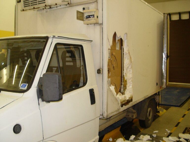 Rekordowa kontrabanda. Celnicy przejmują transport papieros&oacute;w bez akcyzy wart 300 tys. zł