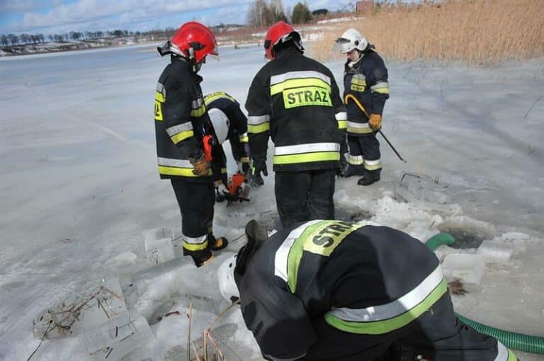 Dwóch pijanych 16-latków ślizgało się po jeziorze. Załamał się pod nimi lód