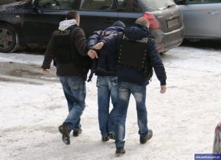Areszt dla sprawcy rozboju. Kopał i bił swoją ofiarę
