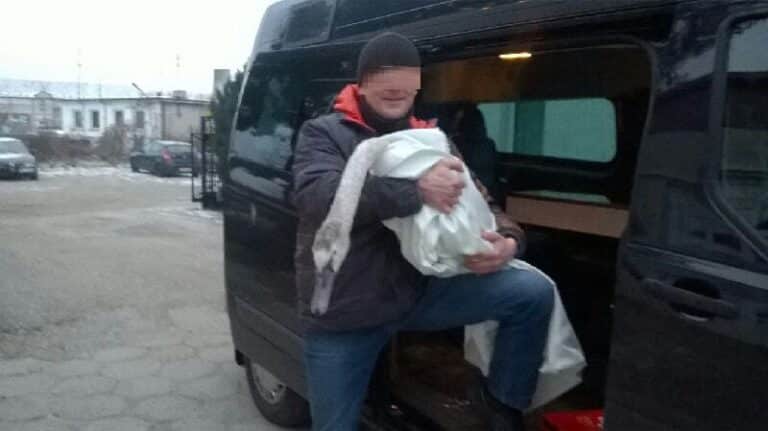 Policjanci uratowali leżącego na drodze łabędzia