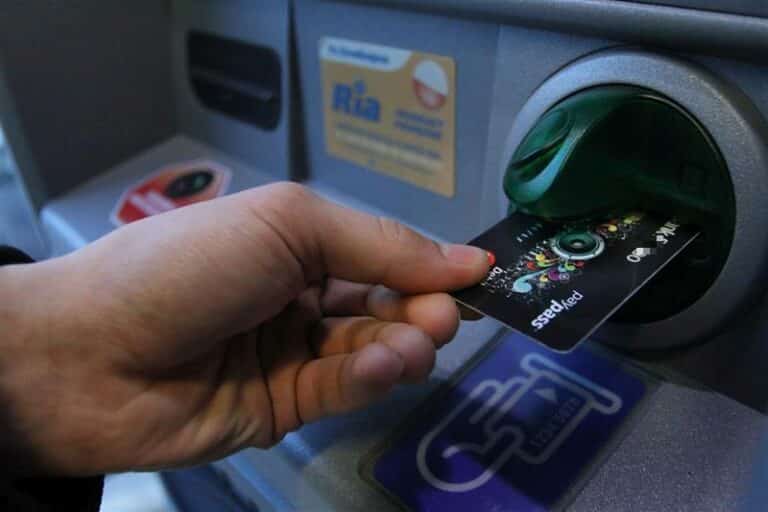 Jak prawidłowo zareagować, gdy zgubimy kartę do bankomatu?