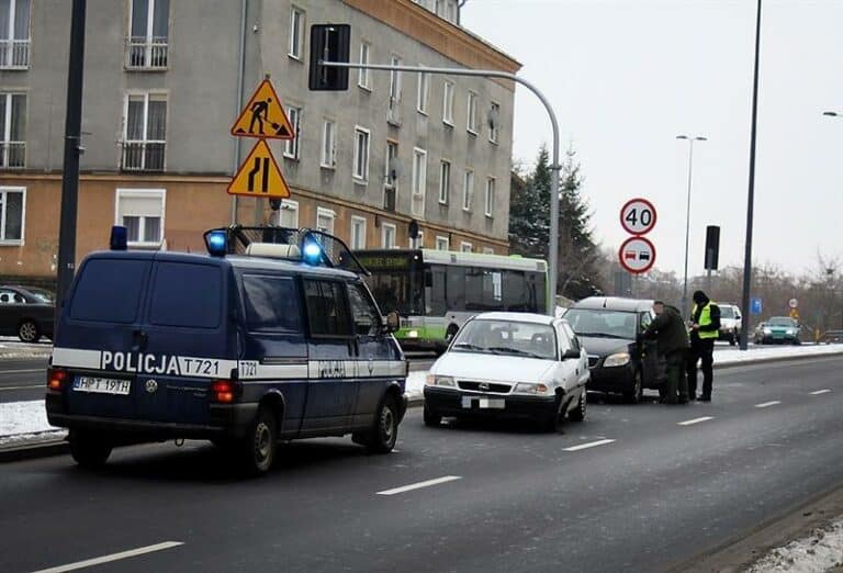 Kolizja na ul. Niepodległości. Kierowca jechał pod prąd