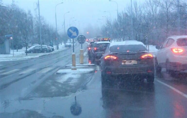 Poranne korki. Zima zaskoczyła drogowc&oacute;w?