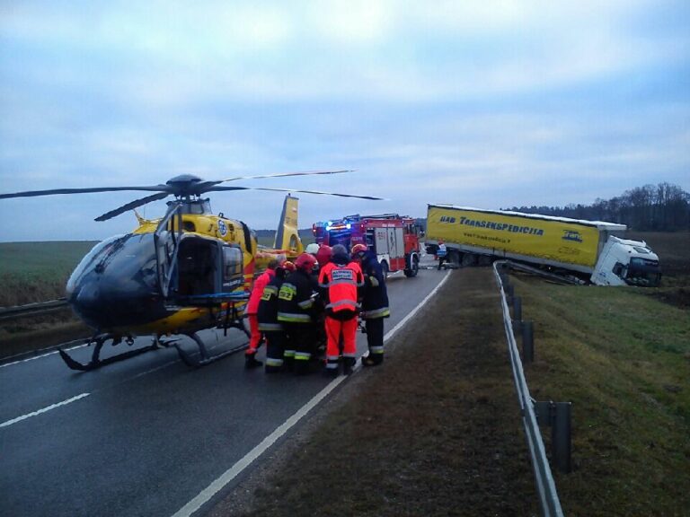 Wypadek na drodze krajowej nr 16, helikopter i służby ratunkowe na miejscu zdarzenia.