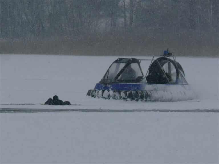 Zawiadomił służby, że wpadł do jeziora. Co ustalili policjanci?