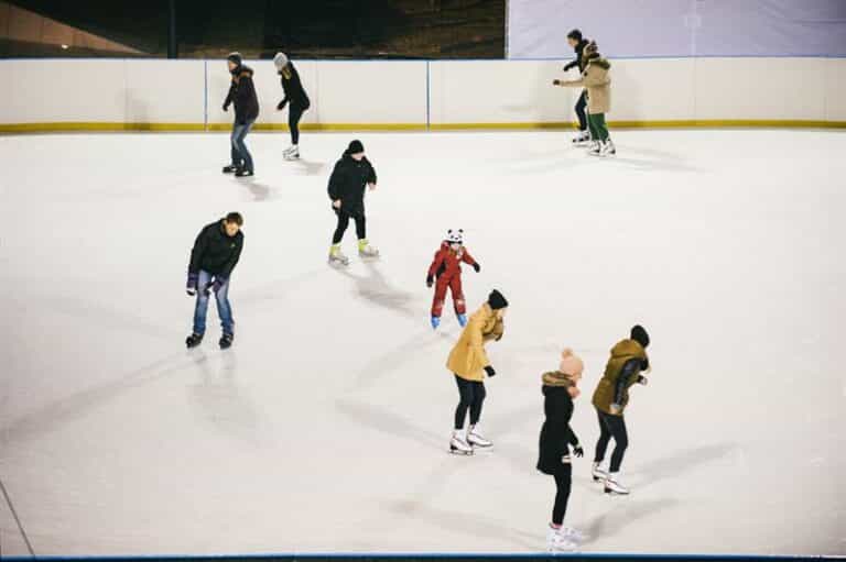 Kolory mienią się na lodzie w Centrum &bdquo;Ukiel&rdquo;