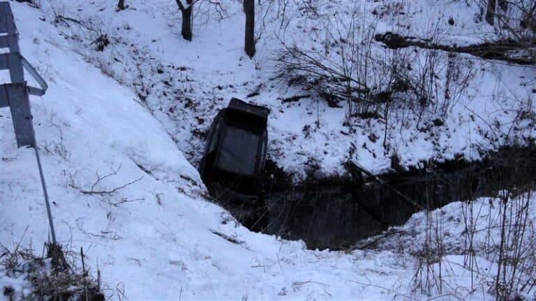 Auto wpadło w poślizg i spadło z 5-metrowej skarpy. Dwie osoby nie żyją