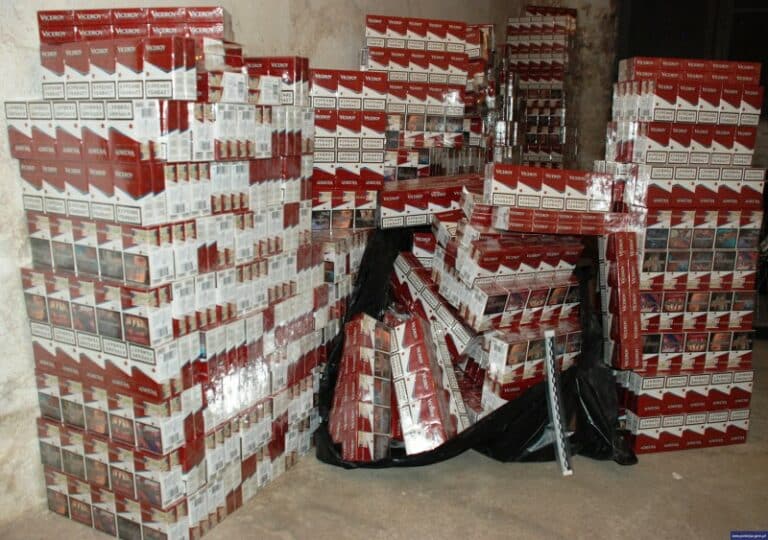 W samochodzie miał ponad 6 tys. paczek nielegalnych papierosów