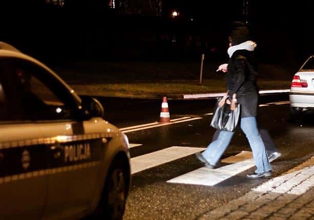 Wbiegły pod nadjeżdżające auta. 31-latka i 11-latka trafiły do szpitala potrącenie Olsztyn, Wiadomości