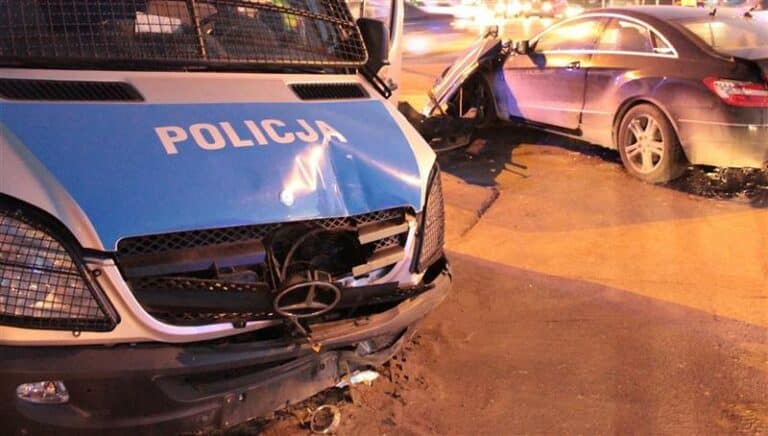 Kolizja pod okiem komendy &ndash; Range Rover zderzył się z radiowozem