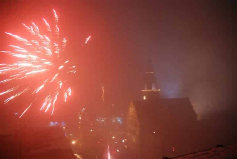 Podejrzenie zabójstwa i chłopak nożownik. Policja podsumowuje Sylwestra w regionie