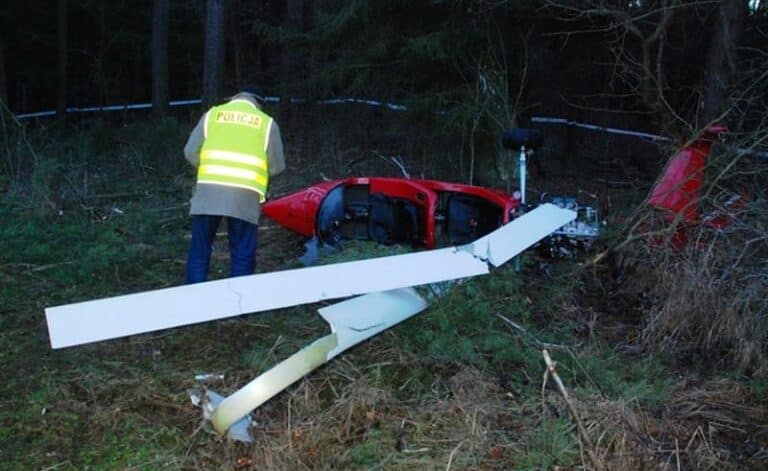 Wiatrakowiec spadł na skraju lasu. 40-latek z urazem kręgosłupa trafił do szpitala