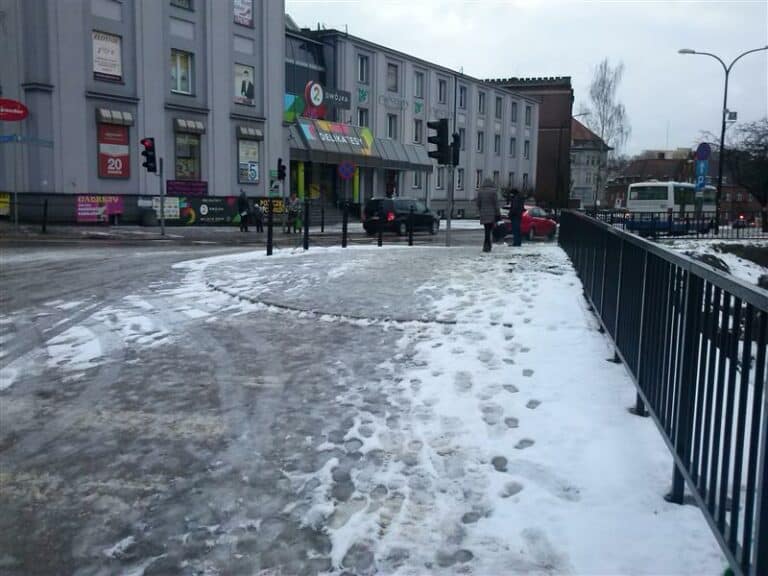 Meteorolog: oprócz mrozów i śnieżyc czeka nas gołoledź, będzie ślisko na drogach i chodnikach