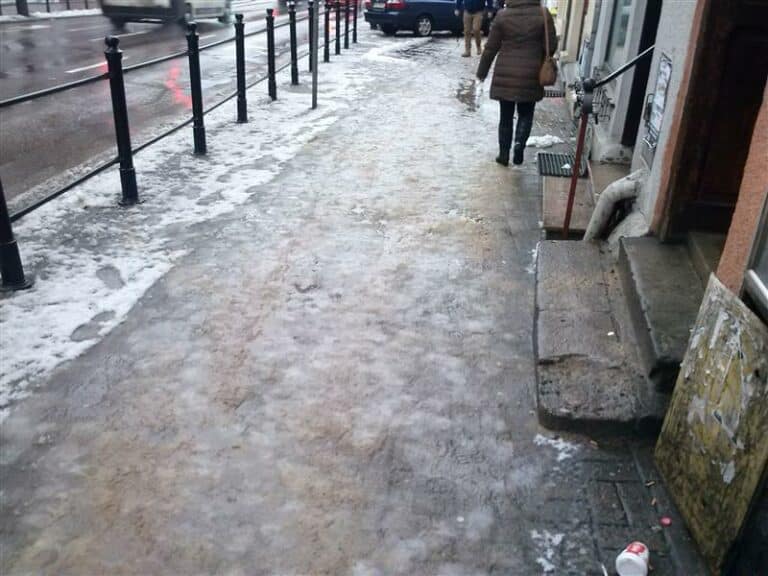 IMGW ostrzega przed oblodzeniem dróg i chodników w niektórych powiatach