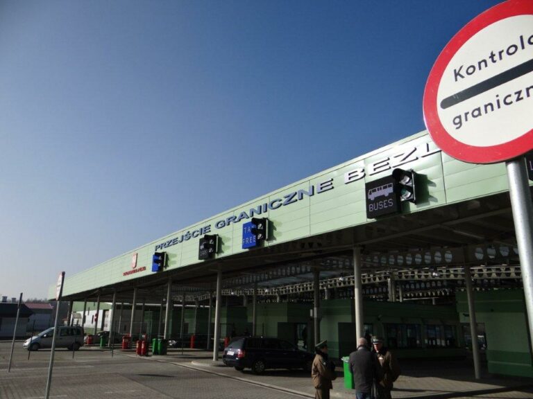 Celnicy będą kontrolować na odnowionym przejściu w Bezledach