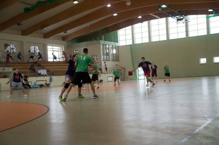 Frisbee fruwa w Olsztynie. Przyjdź na otwarty trening