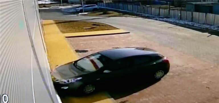 Ojciec uczył córkę parkować, ta wjechała w ścianę supermarketu