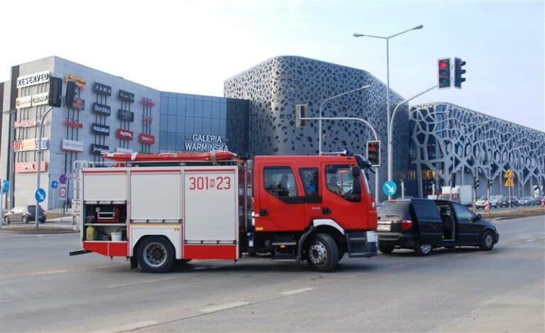 Kolizja przy Galerii Warmińskiej – jedna osoba w szpitalu