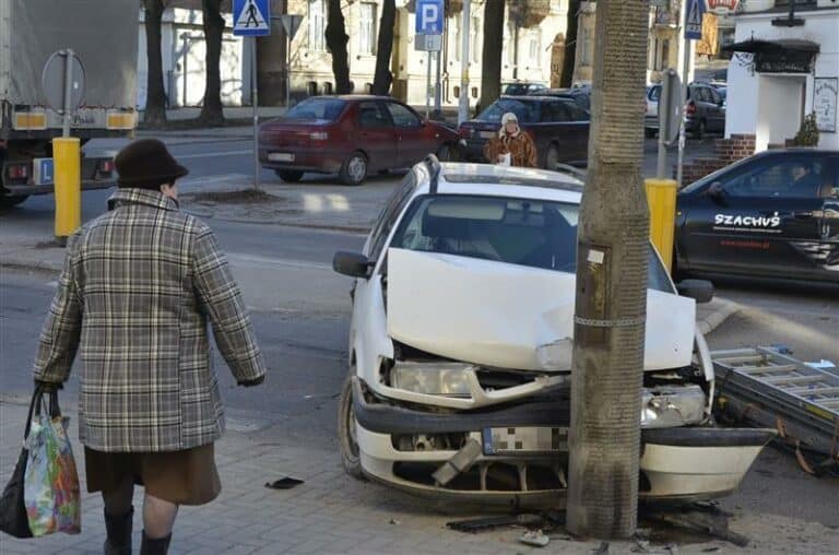Zderzenie aut na ul. Kościuszki. 25-latek w szpitalu