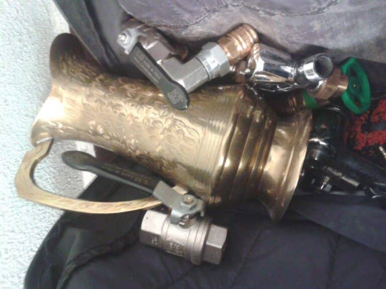 Przyjechała po nich policja, więc udawali, że śpią