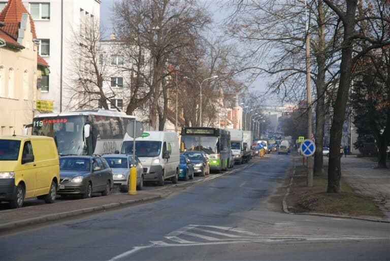 Ul. Partyzant&oacute;w &bdquo;ściekiem komunikacyjnym&rdquo;? Społecznicy alarmują