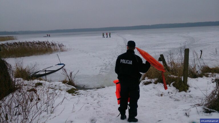 Wyciągnęli z jeziora 65-letniego wędkarza