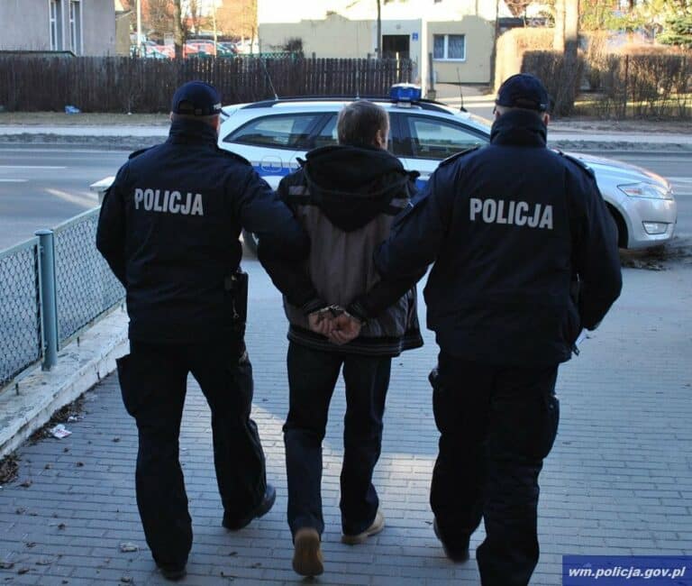 Awanturnicy z busa zatrzymani w Olsztynie. Odpowiedzą nie tylko za zakł&oacute;canie porządku