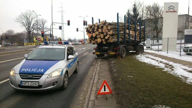 Przyczepa do przewozu drewna odczepiła się od pojazdu ciężarowego