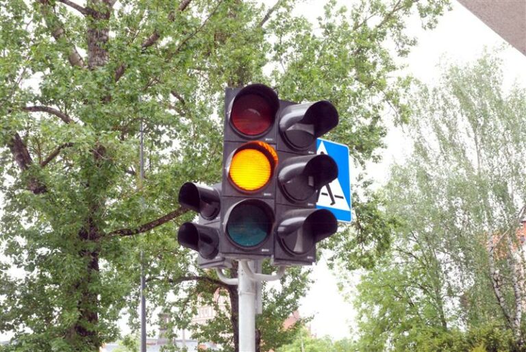 Dwa skrzyżowania bez świateł